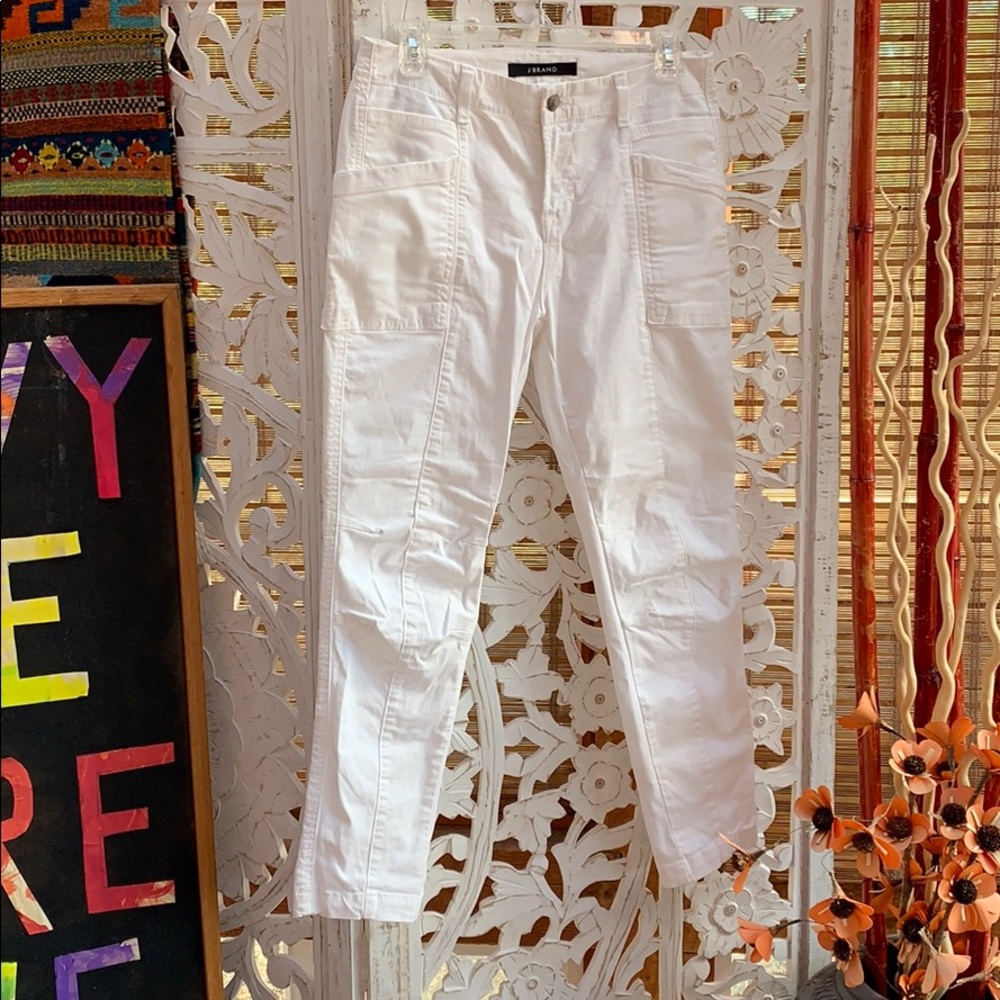 Super cute white cotton pants with pockets and zippers
